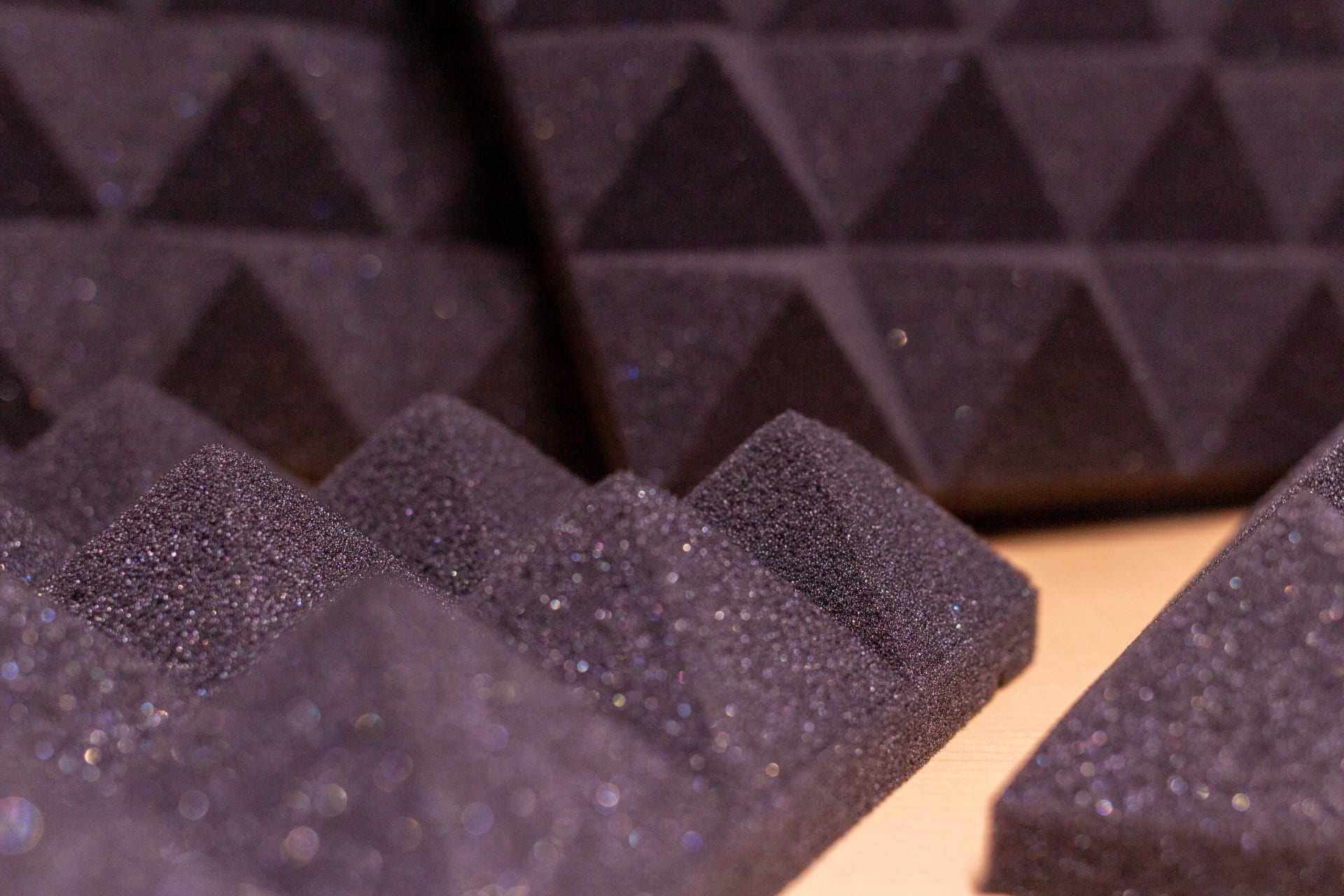 天井の吸音材にカビが!? 湿気が招く原因と今すぐできる対策