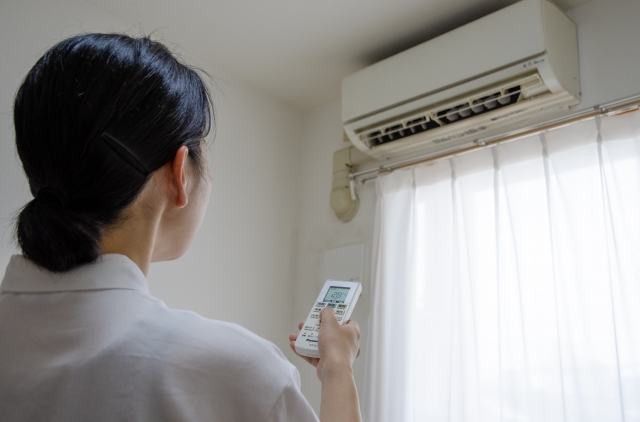 【カビ臭対策】秋にやるべきエアコン掃除の理由と正しいやり方