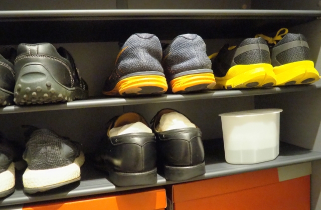 梅雨の靴箱は危険地帯？カビの原因と対策をプロが解説！