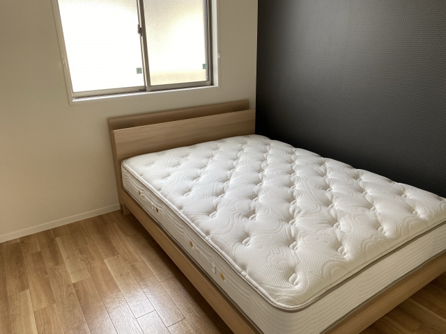 カビだらけのマットレスは危険？掃除・防止・買い替えの判断法