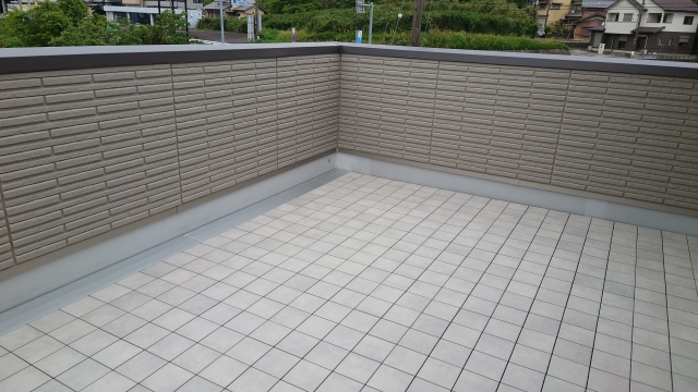 ベランダの緑の汚れに要注意！カビと苔の違いと今すぐできる掃除術