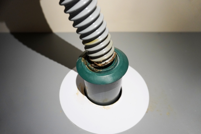 「カビ臭い…」の原因は配管の詰まり？漏水から始まる危険サインとは